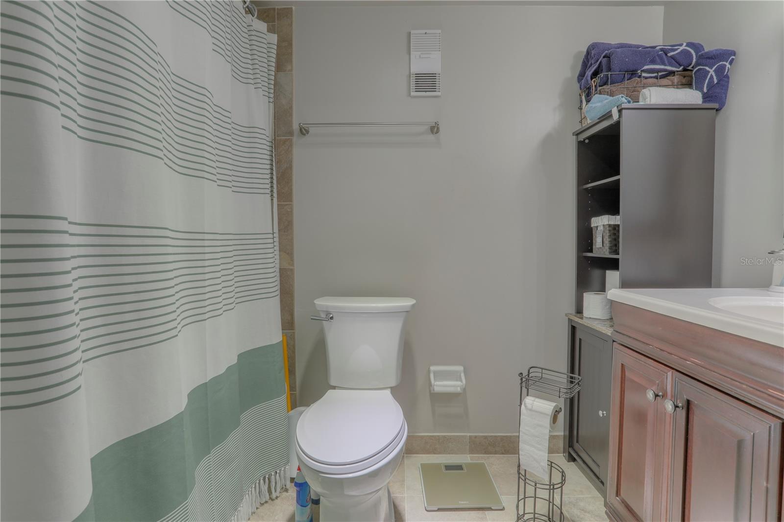 ONE THOUSAND OAKS - Residential Lease