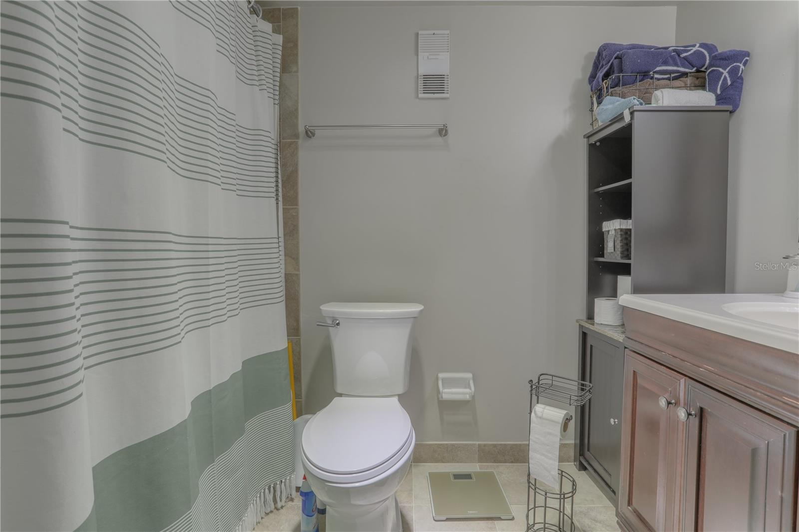 ONE THOUSAND OAKS - Residential Lease