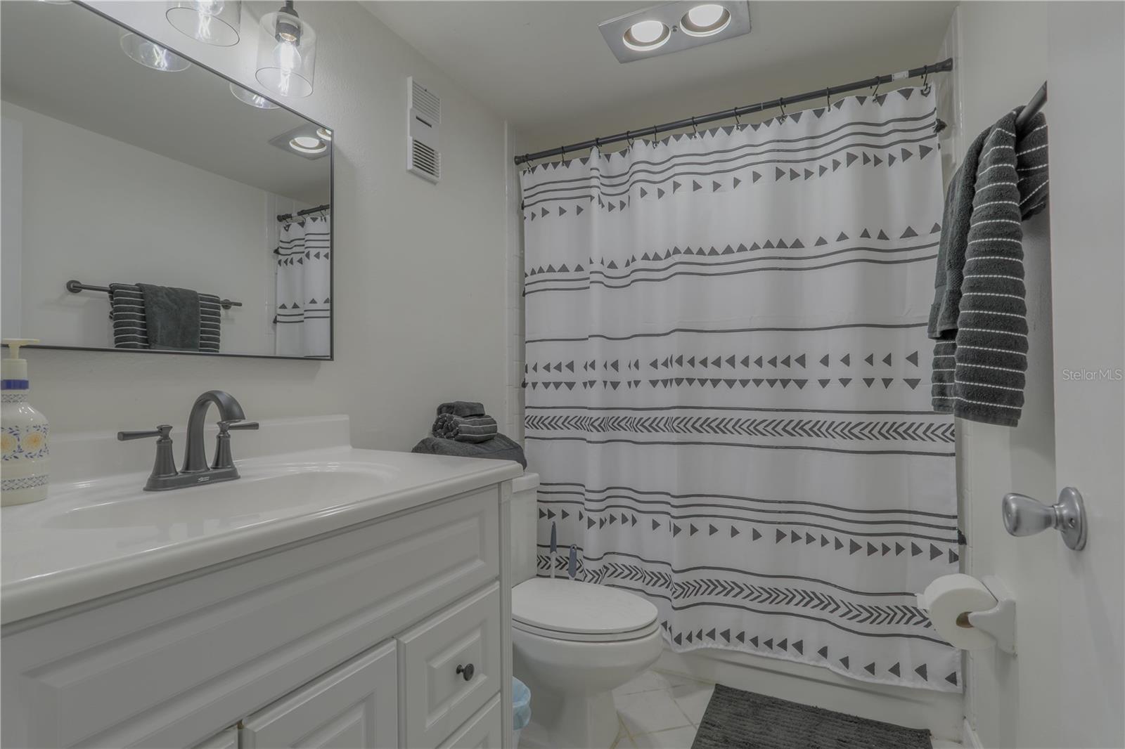 ONE THOUSAND OAKS - Residential Lease