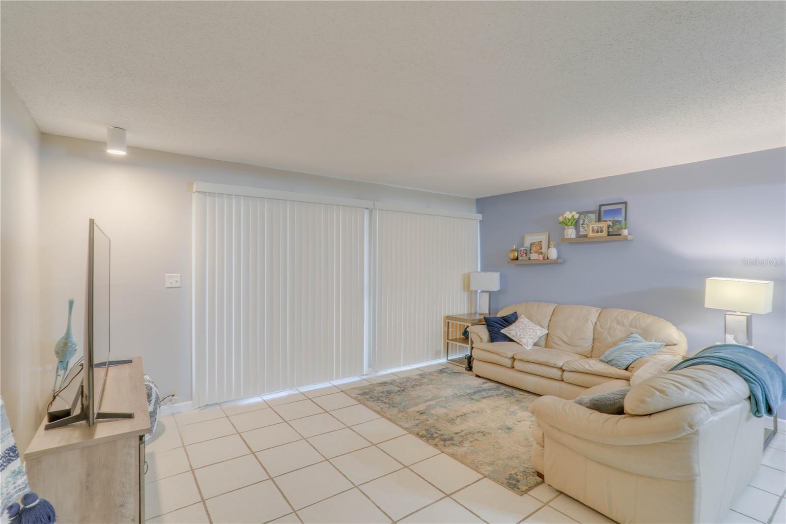 ONE THOUSAND OAKS - Residential Lease
