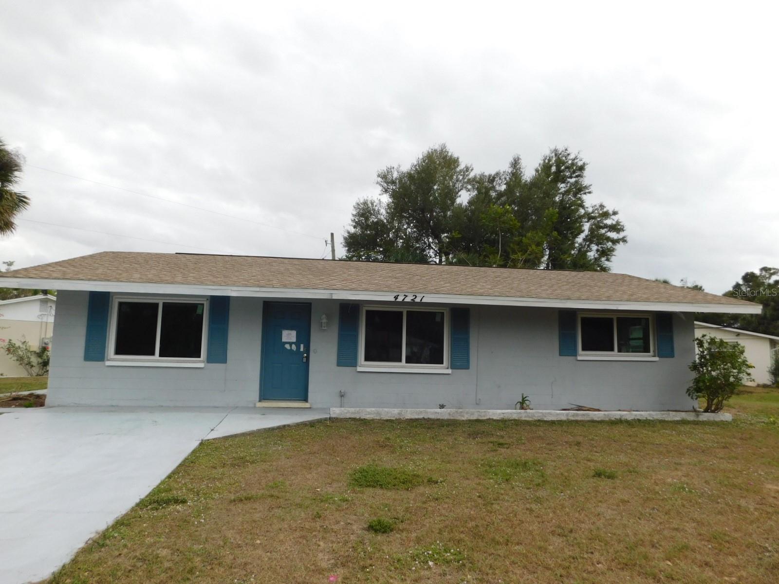 3 bedrooms, 2 baths, split plan. Kitchen opens up to the large 10X24 lanai area for extra space. With a little TLC this home will be great again. 
Conveniently located near Highway 41. Buyer is advised to have complete and thorough inspections done and to verify all information. Seller/Agents have no knowledge of property conditions. Being Sold As-Is.
