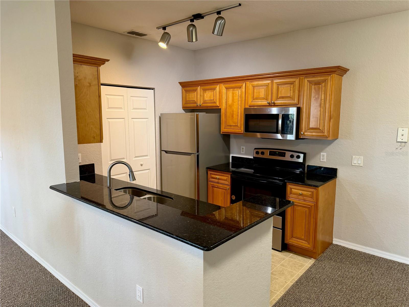 CRESCENT PLACE AT LAKE LOTUS CONDO - Residential Lease