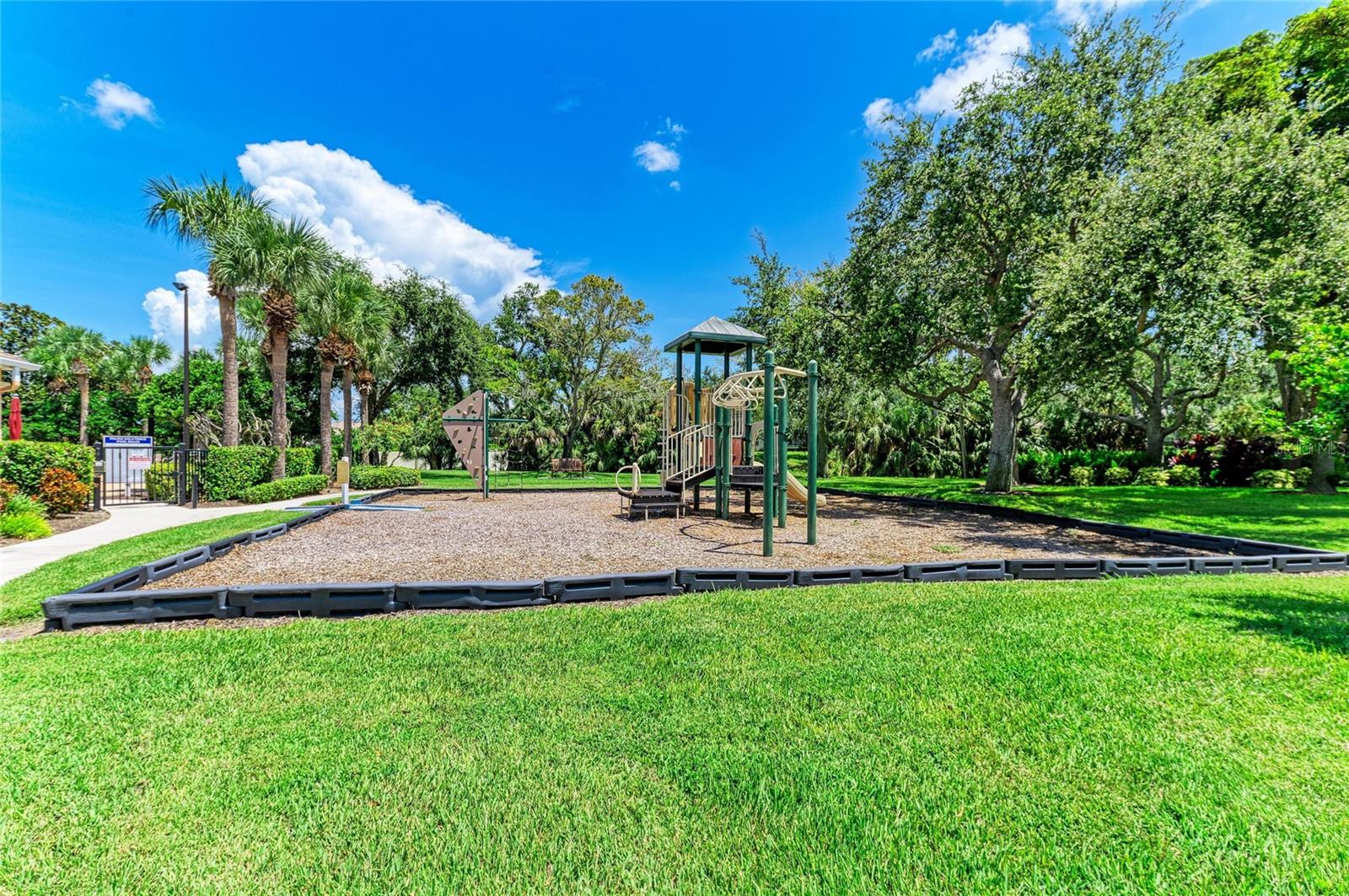 PALMA SOLA TRACE - Residential