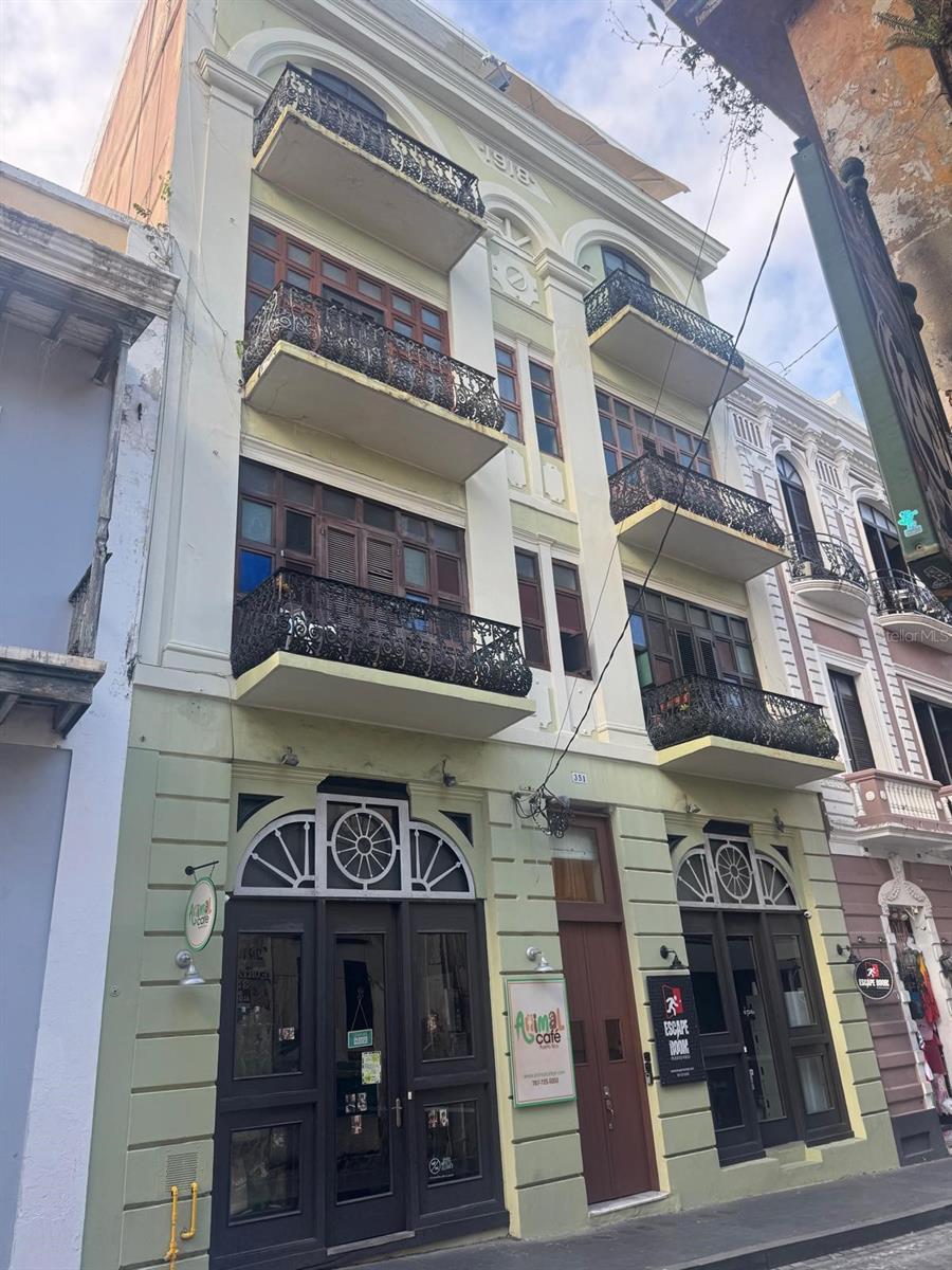 Discover the beauty and charm of this penthouse apartment located in the historic district of Old San Juan. This PH features a balcony with panoramic views, 3 bedrooms, 1.5 bathrooms, and a spacious, comfortable layout. HOA: $100/month. The building allows Airbnb.

Located at 351 Fortaleza Street, this fully furnished and equipped property offers the perfect blend of historic character and modern convenience. Ideal as a primary residence, vacation home, or income-producing investment. Airbnb permitted — excellent opportunity to generate rental income.

Lic. C-11136