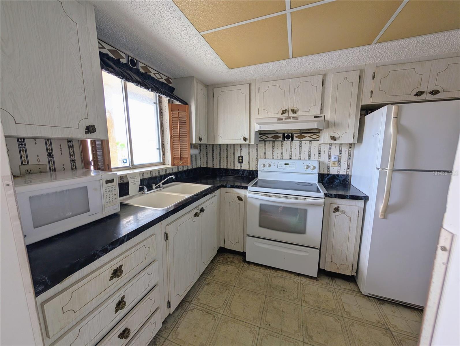 BAYSHORE ON THE LAKE APTS II SEC 3 - Residential