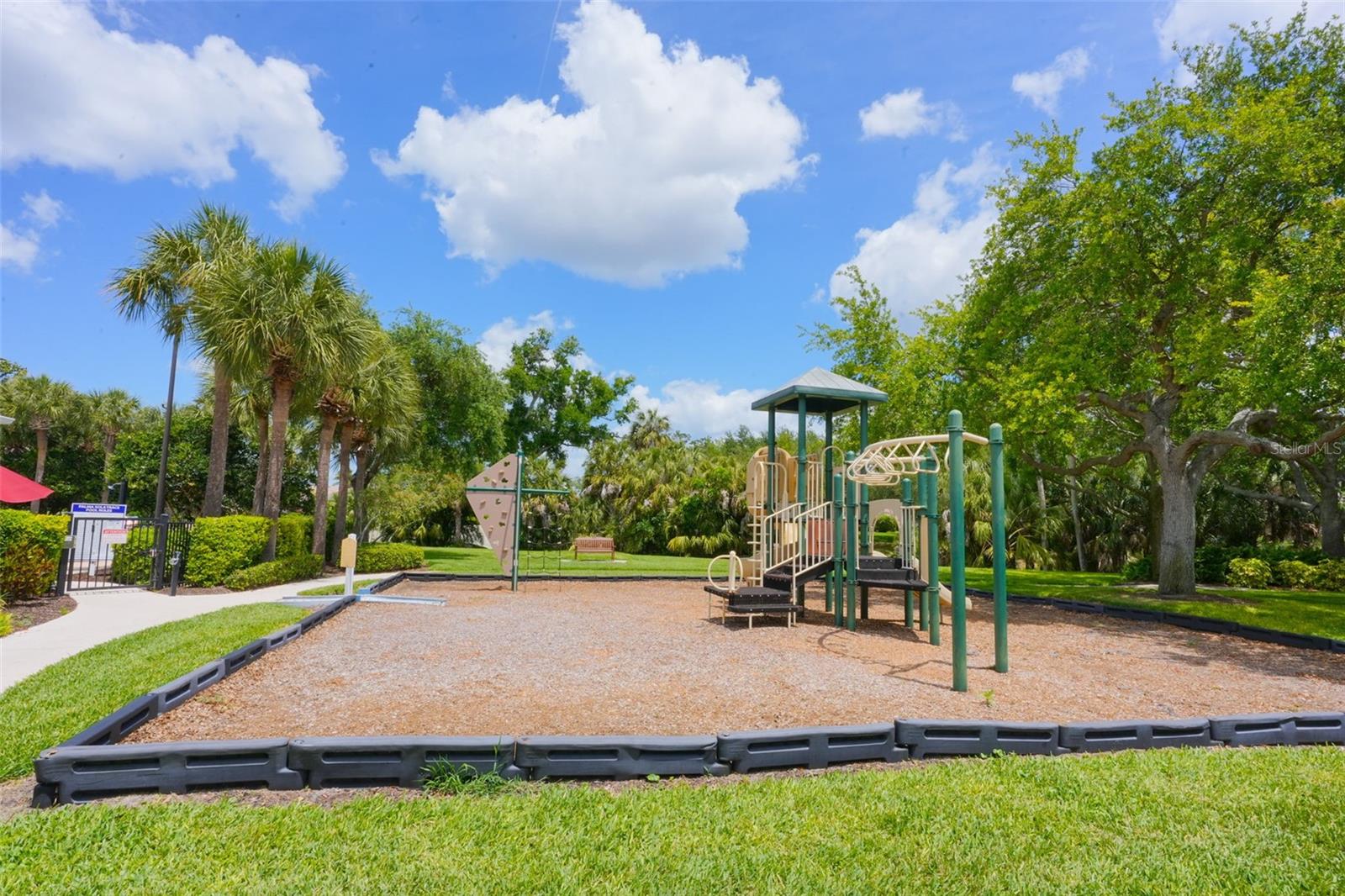 PALMA SOLA TRACE - Residential