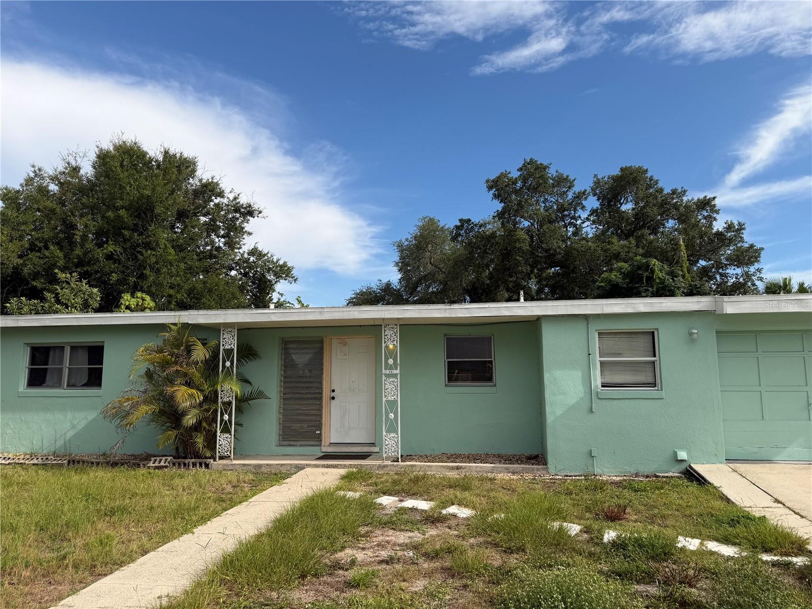 3 BEDROOM 2 BATH, GREAT STORAGE, 1 CAR GARAGE HAS BEEN CLOSED IN FOR STORAGE ROOM, TILE FLOOR THROUGHOUT HOME.
HOME NEEDS TLS AND UPDATING. THERE IS ALSO A BONUS ROOM,