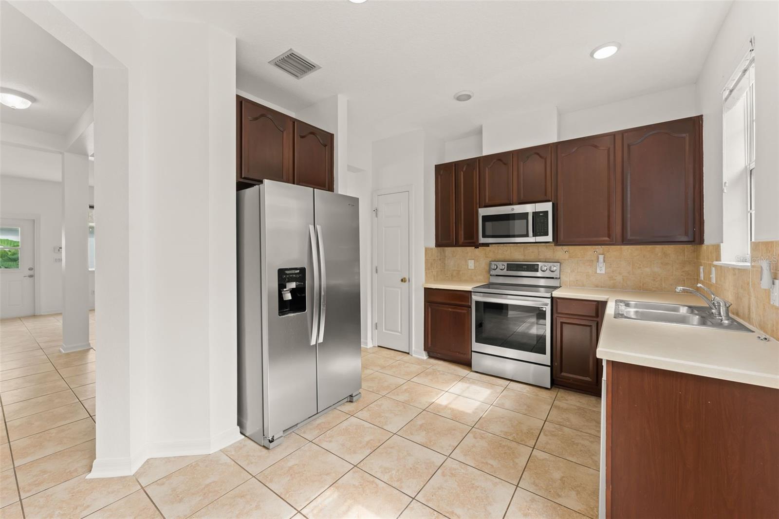 LAKES OF WINDERMERE - LAKE REAMS TOWNHOMES - Residential