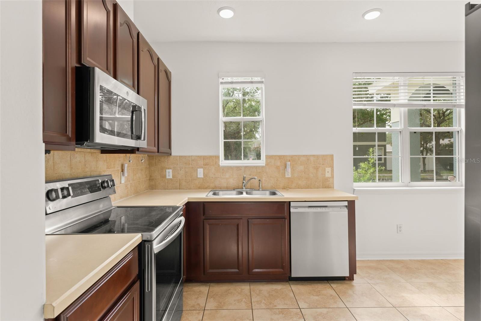 LAKES OF WINDERMERE - LAKE REAMS TOWNHOMES - Residential