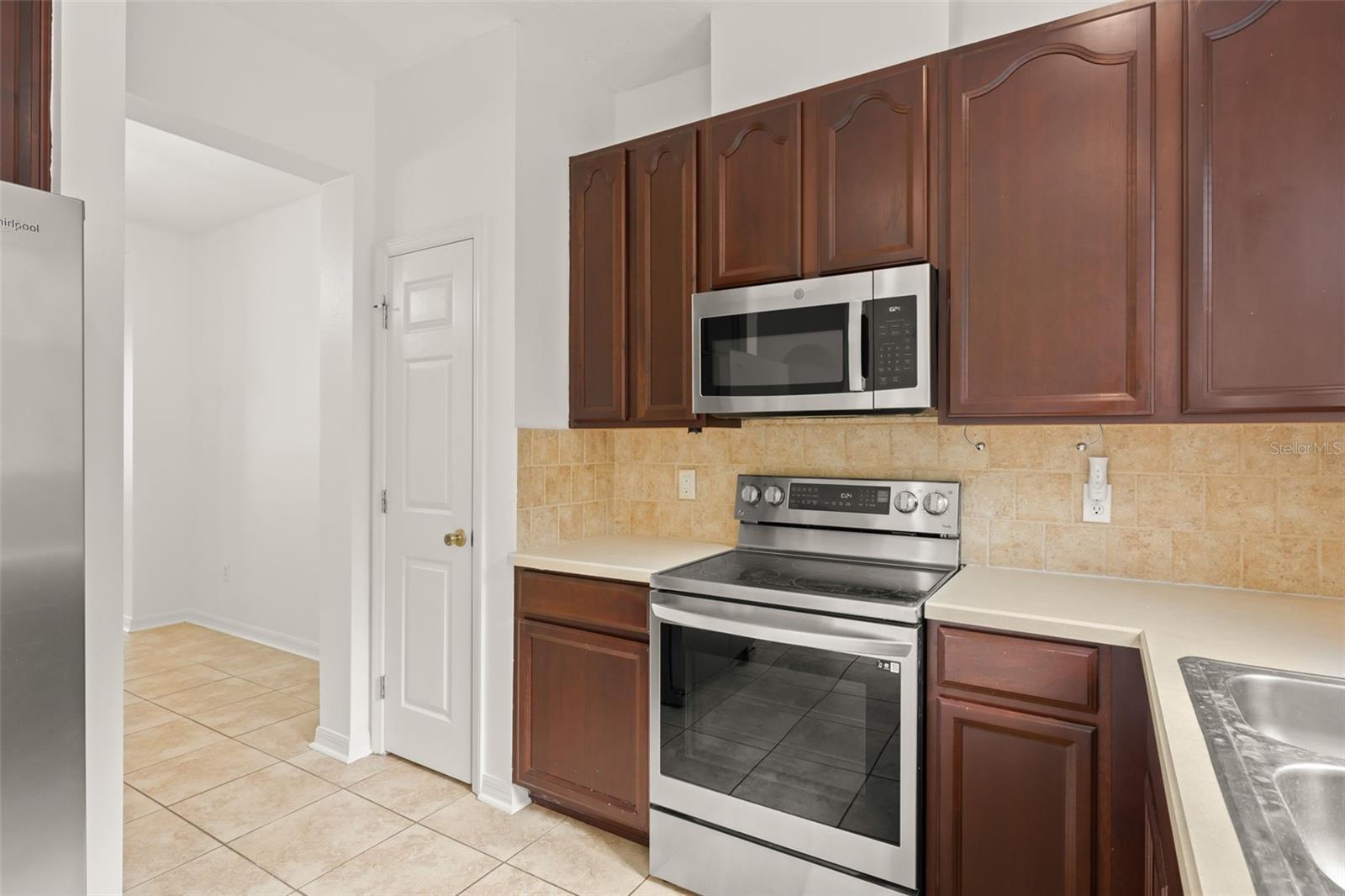 LAKES OF WINDERMERE - LAKE REAMS TOWNHOMES - Residential