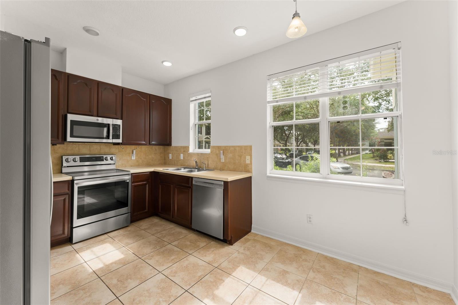 LAKES OF WINDERMERE - LAKE REAMS TOWNHOMES - Residential