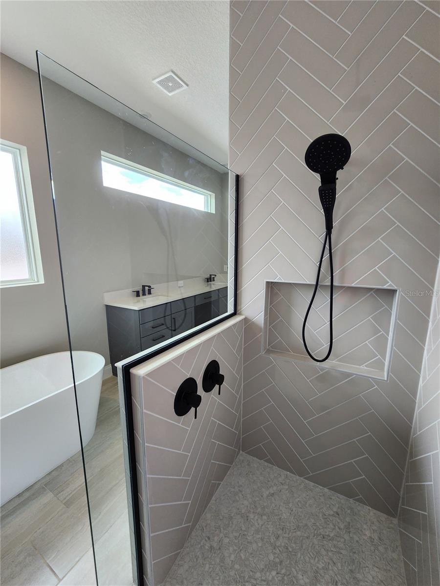 DES PINAR ACRES - Residential