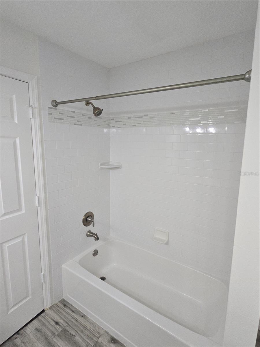 WESTCHESTER LAKE TWNHMS - Residential Lease