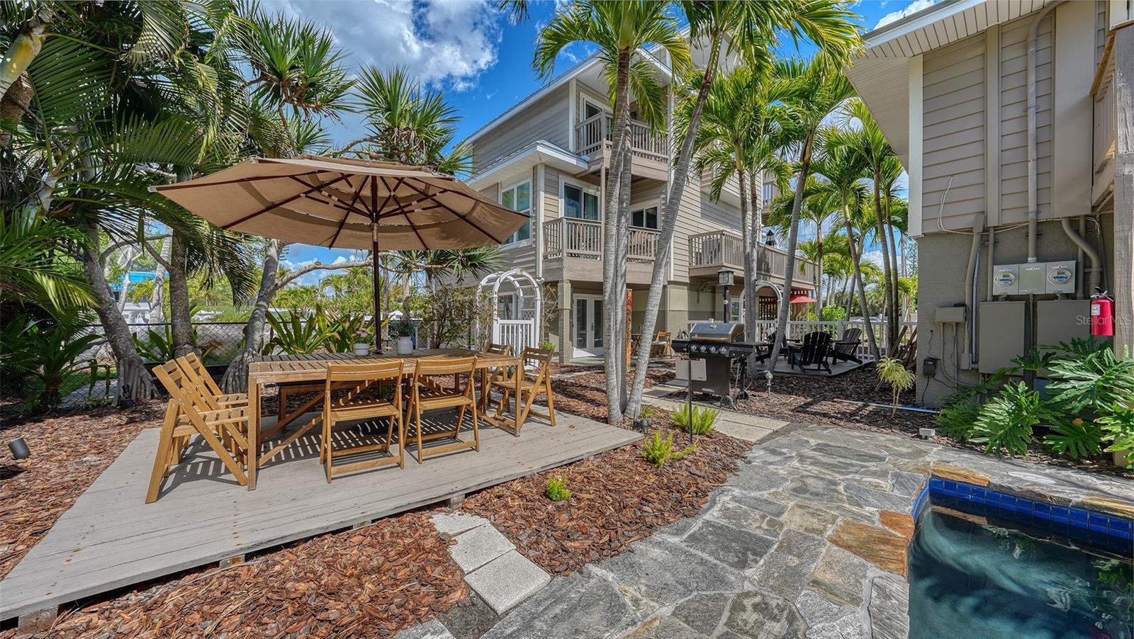 SARASOTA BEACH - Residential Income