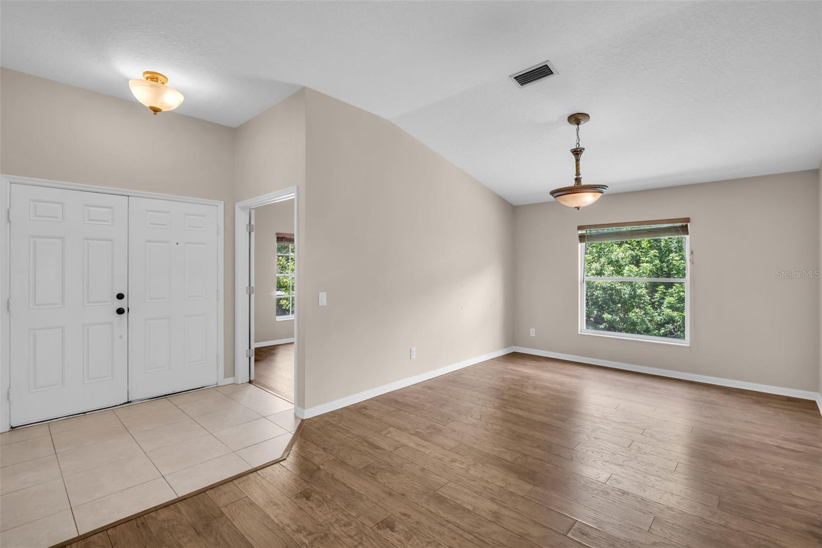 COUNTRY CHASE - Residential