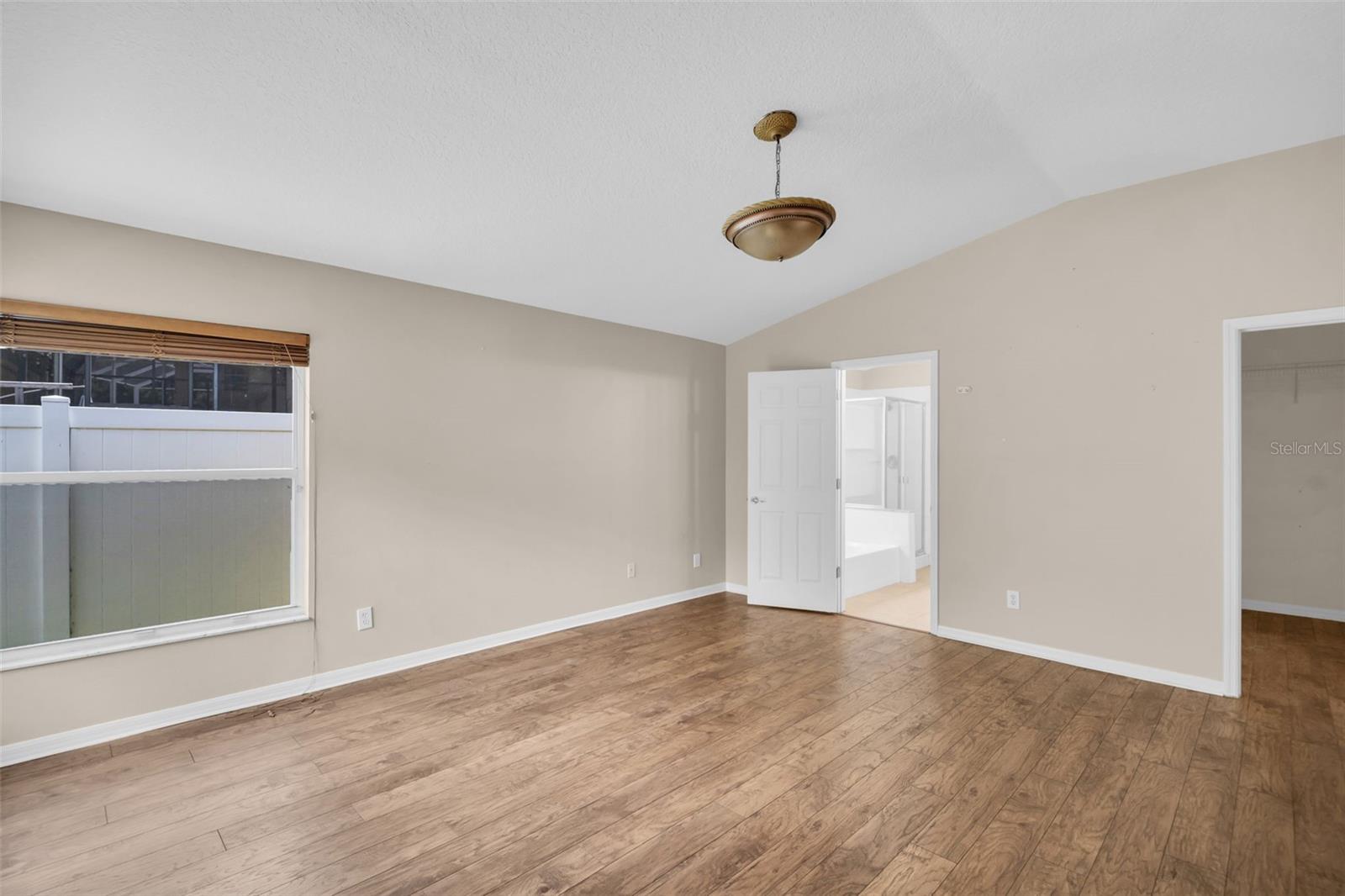 COUNTRY CHASE - Residential
