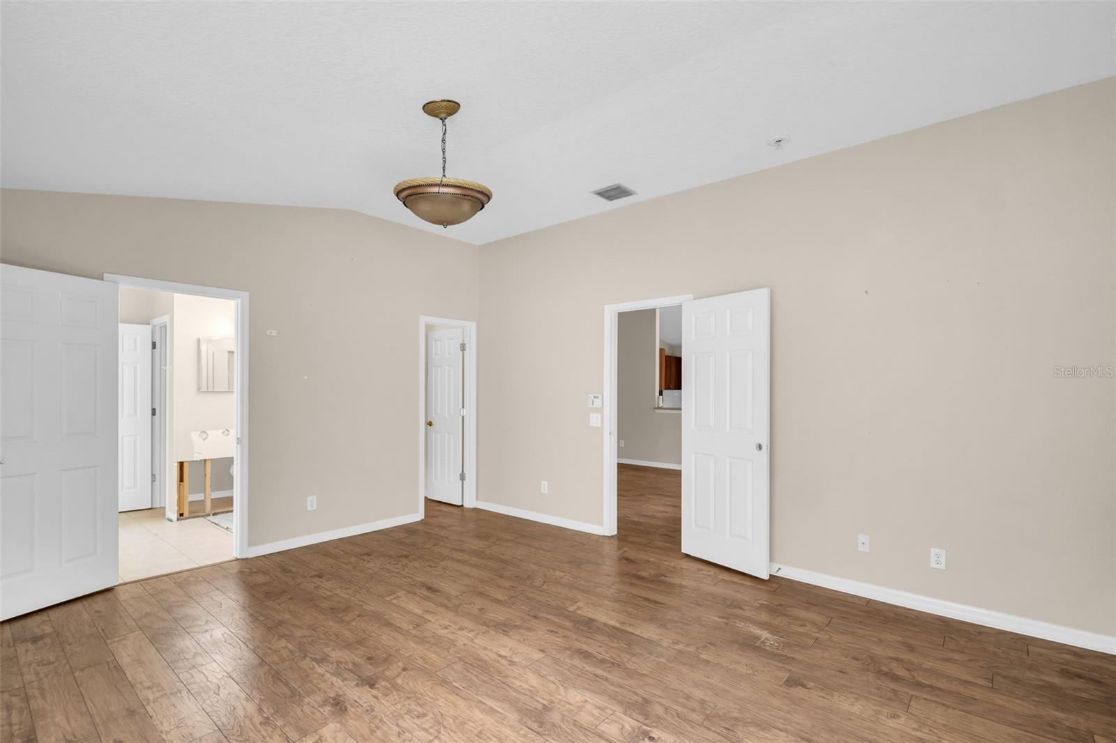 COUNTRY CHASE - Residential