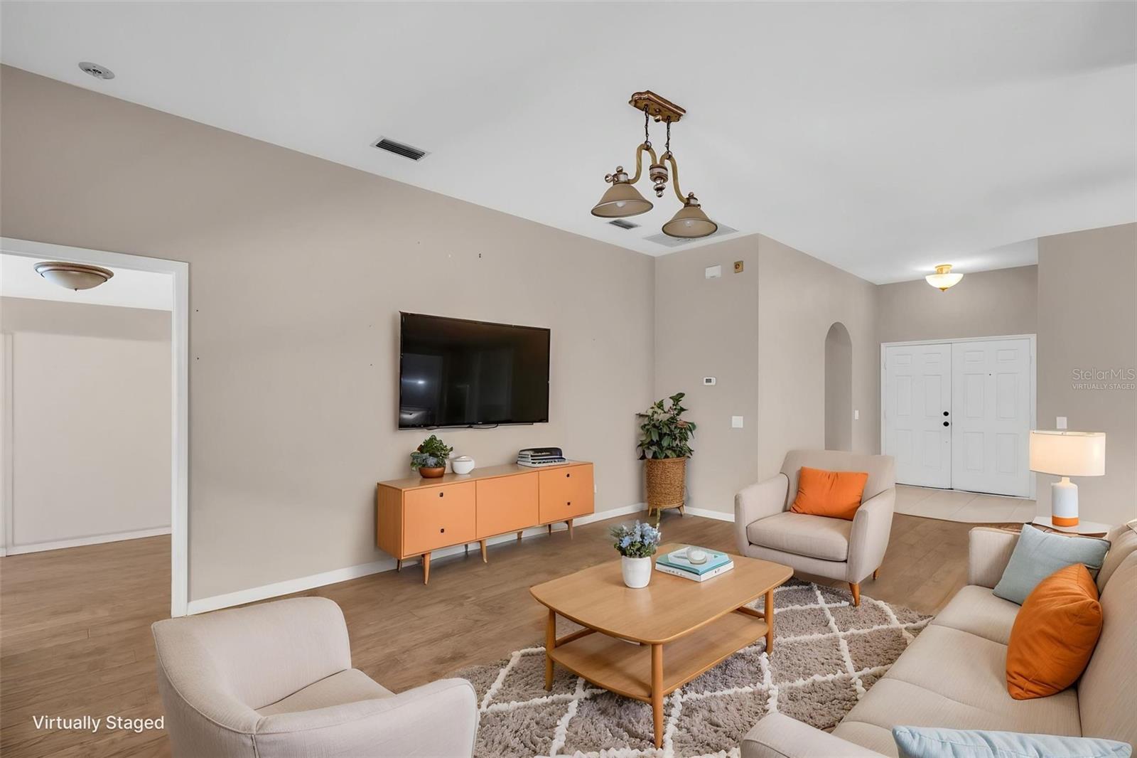 COUNTRY CHASE - Residential