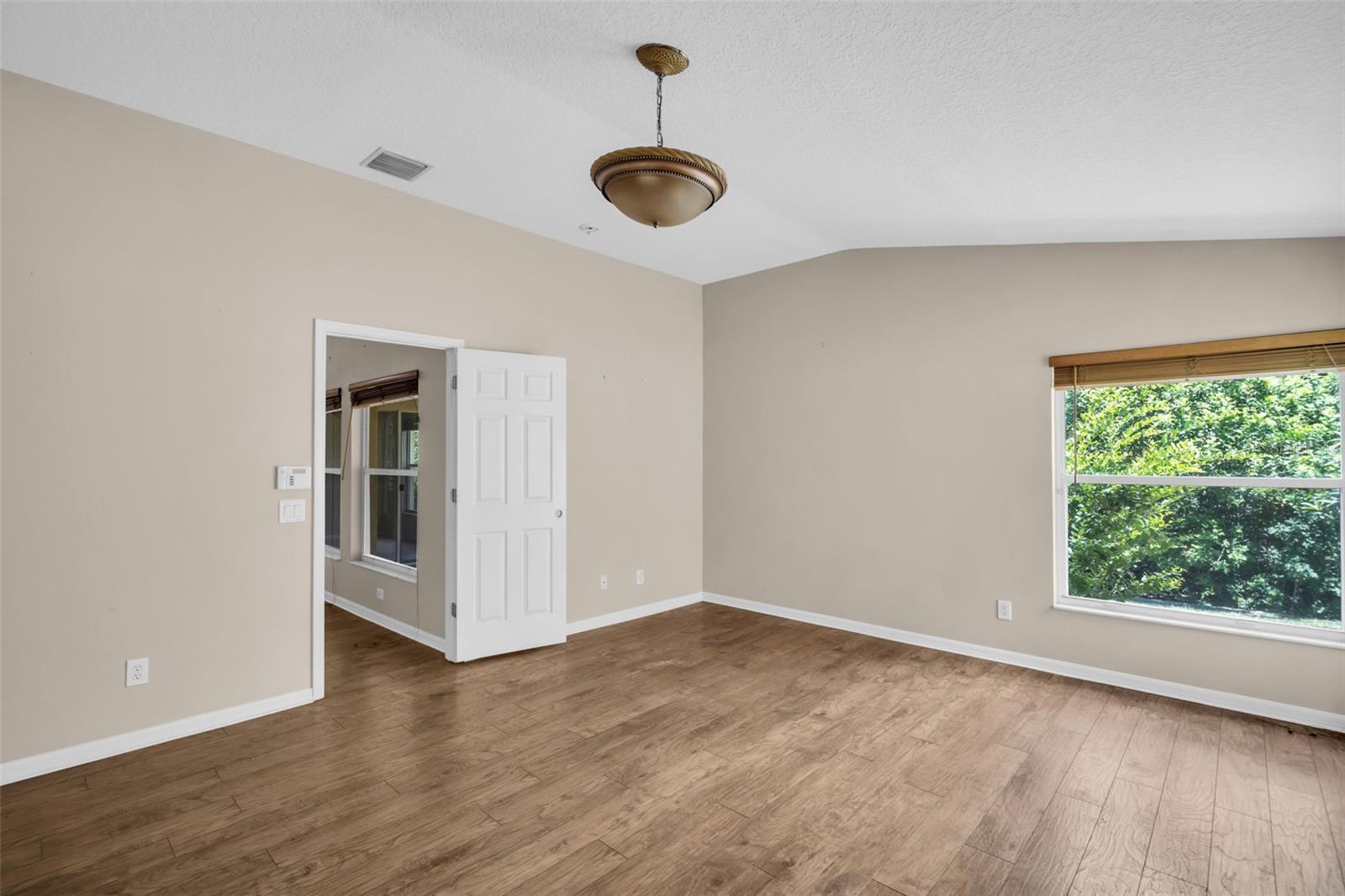 COUNTRY CHASE - Residential