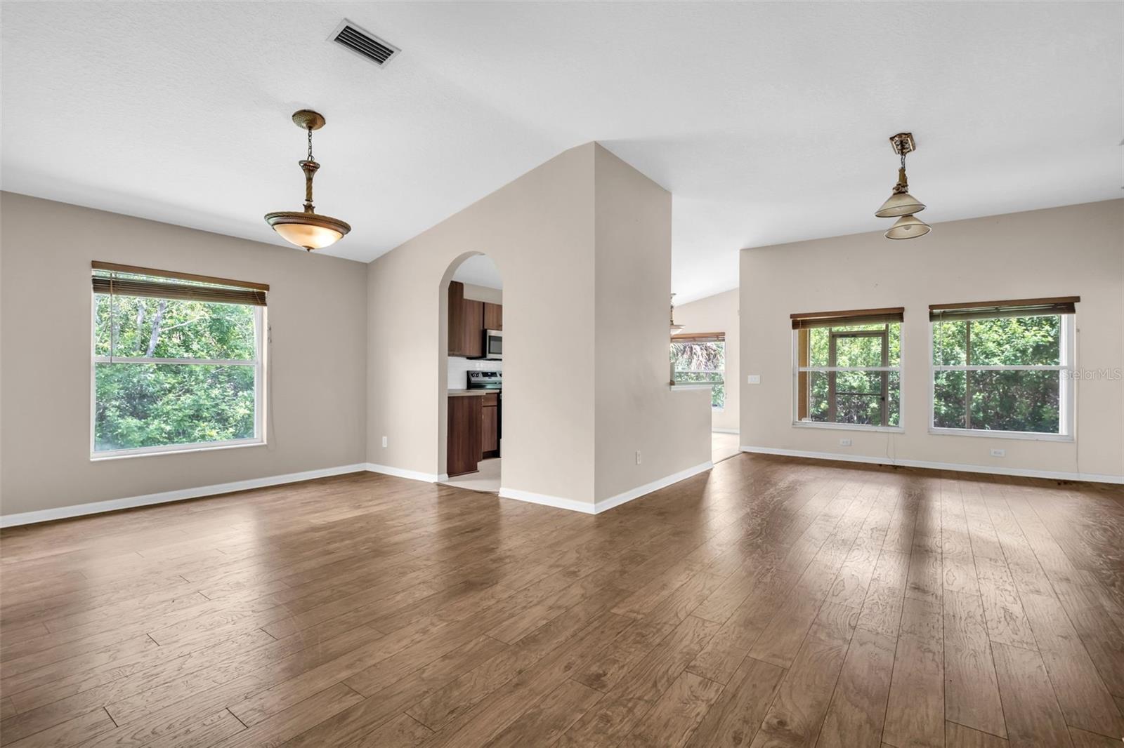 COUNTRY CHASE - Residential