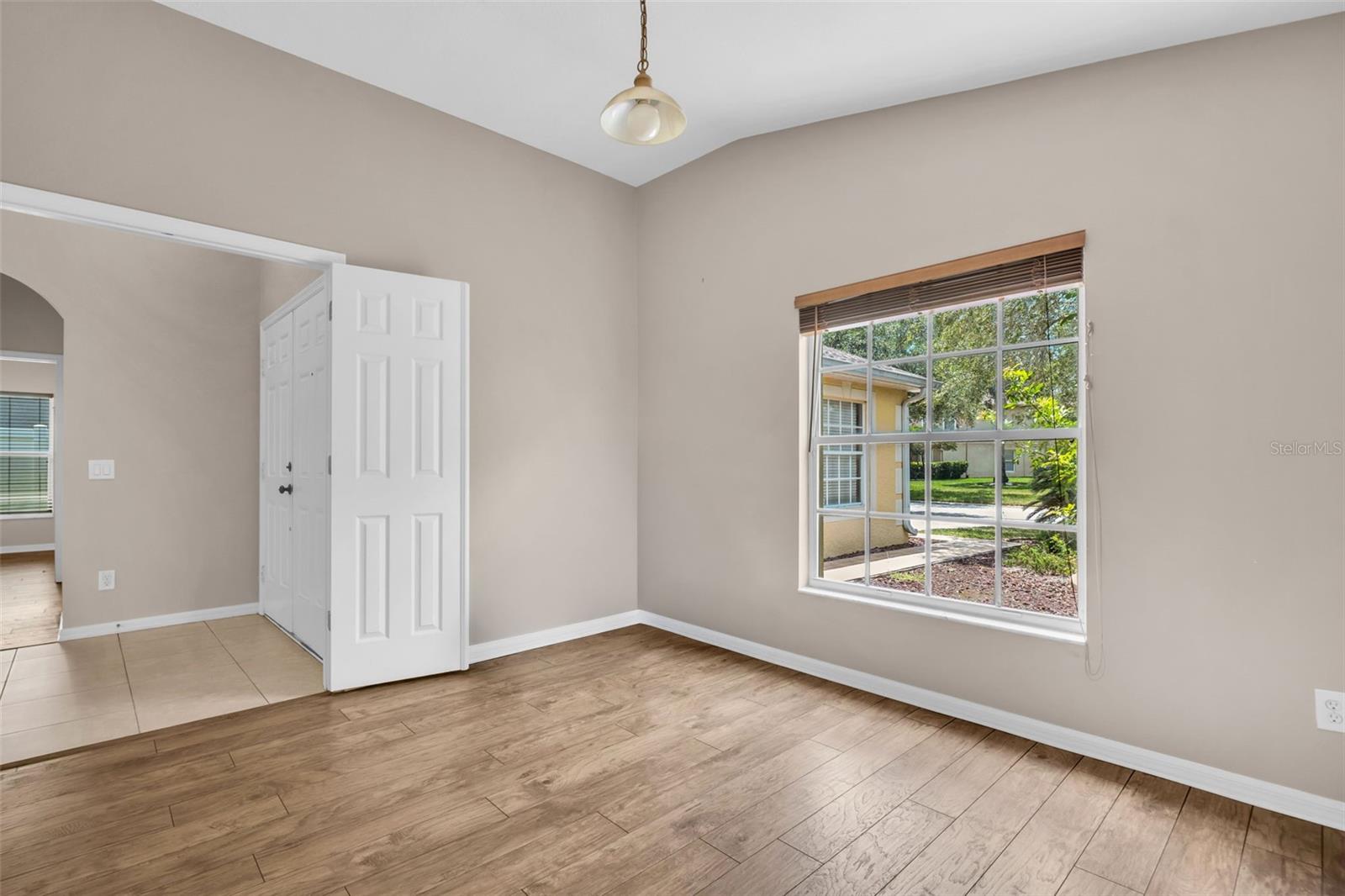 COUNTRY CHASE - Residential