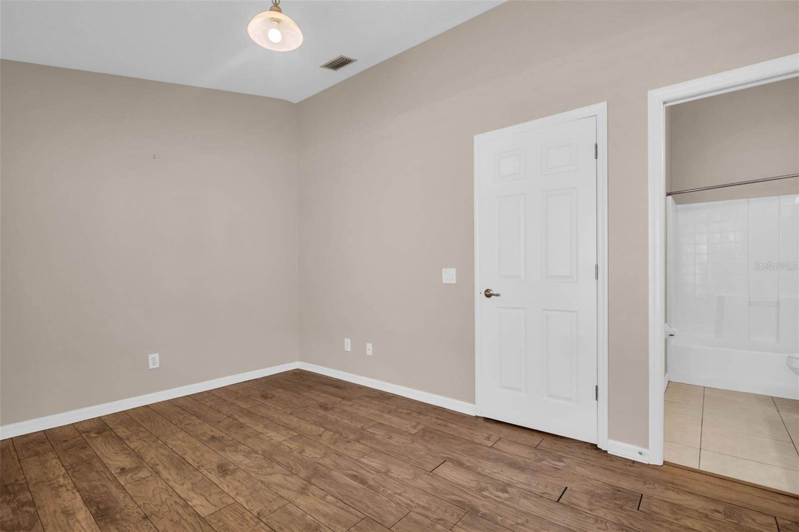 COUNTRY CHASE - Residential