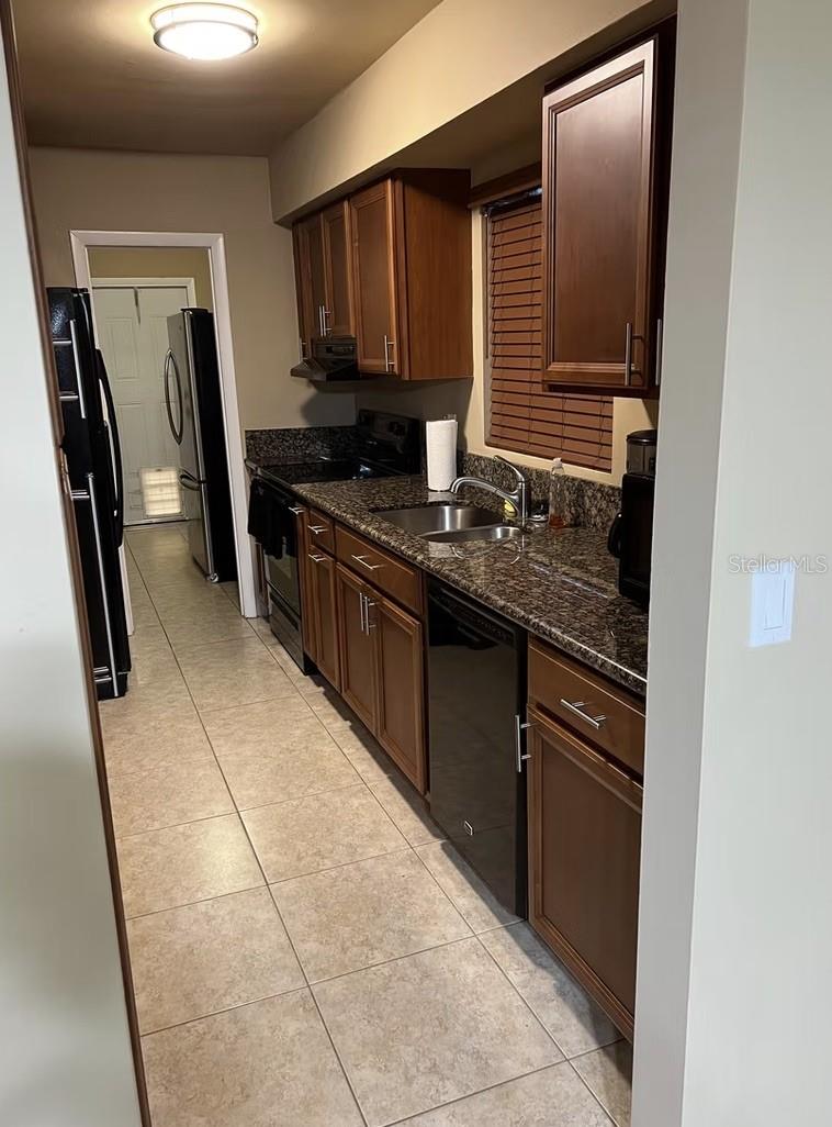 TROPIC PALMS 02 - Commercial Sale