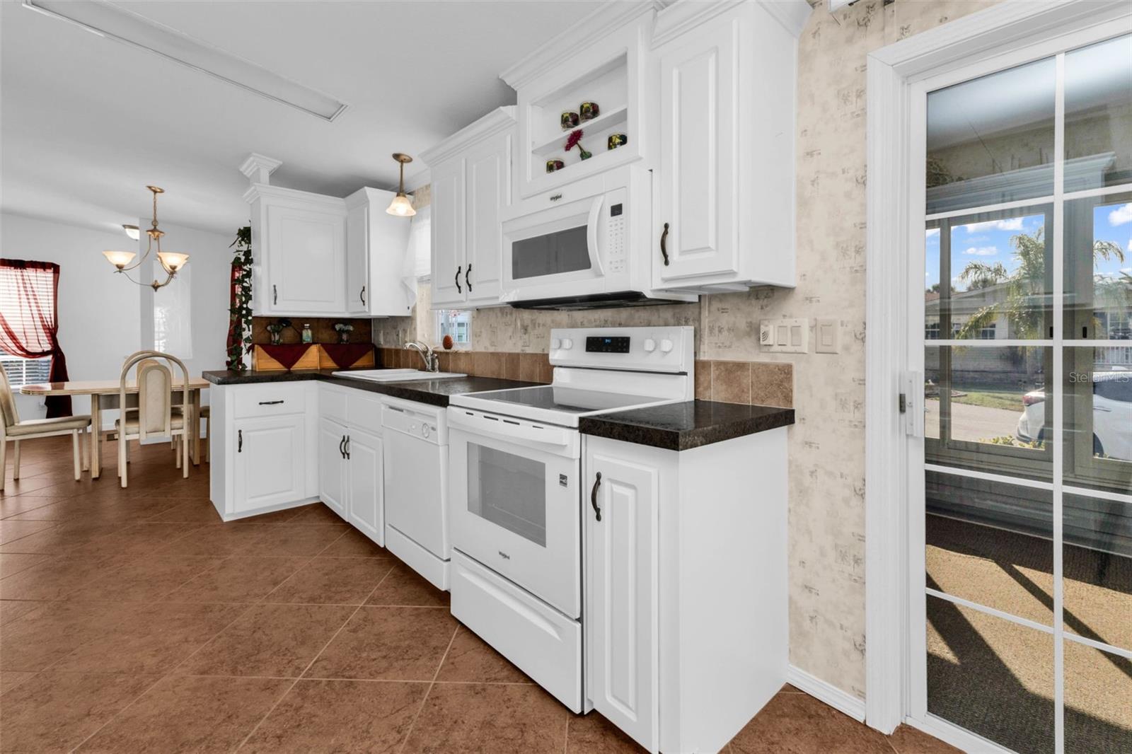 COUNTRY CLUB ESTATES - Residential