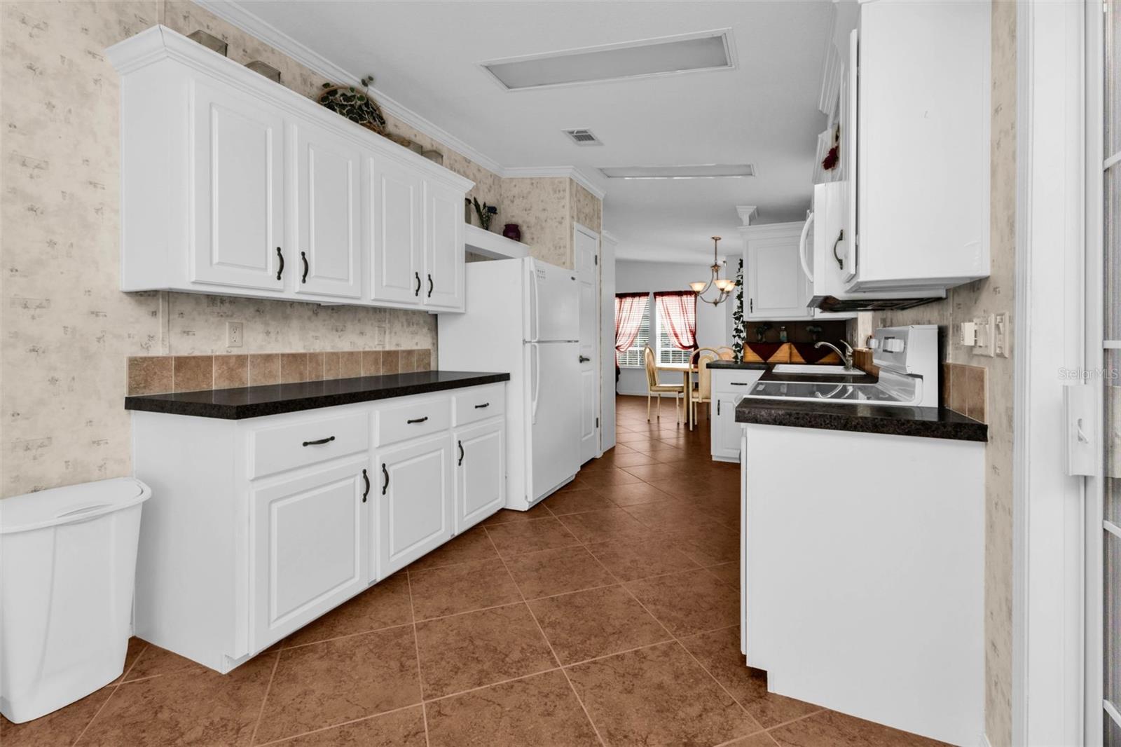 COUNTRY CLUB ESTATES - Residential