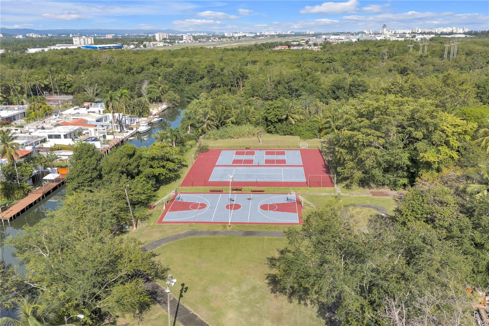 URB VILLA VENECIA - Residential