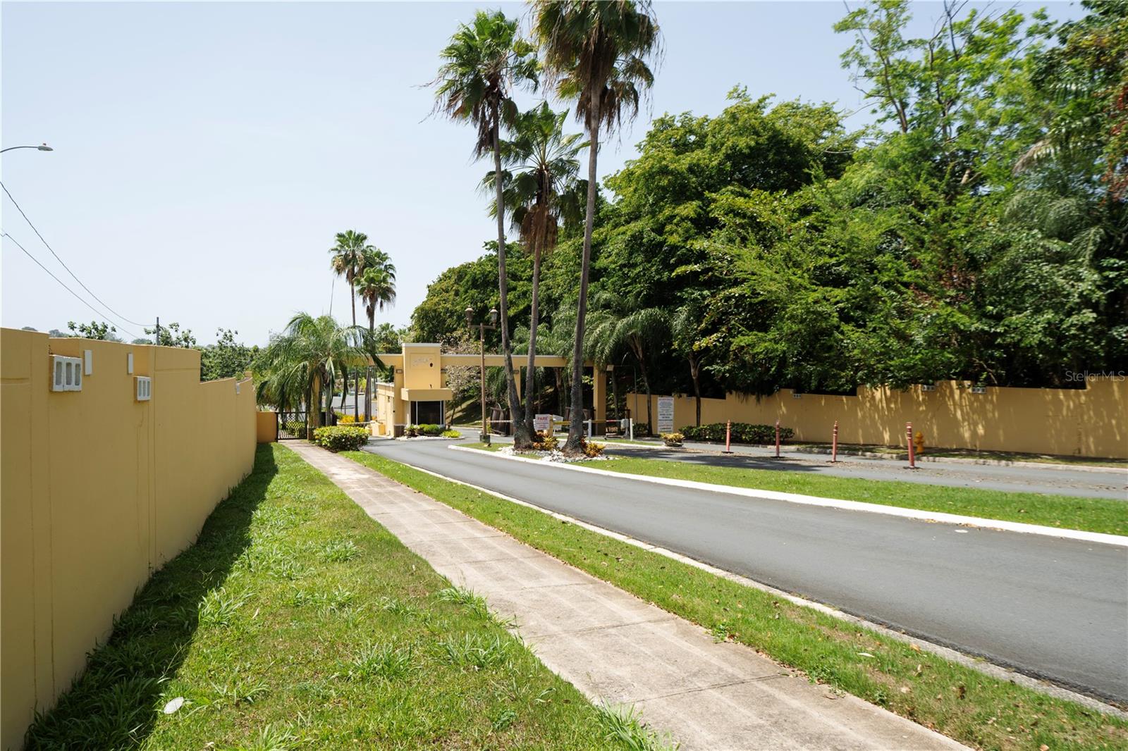 URB. LOS FAROLES - Residential