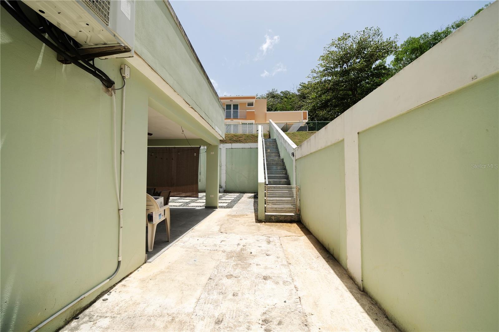 URB. LOS FAROLES - Residential