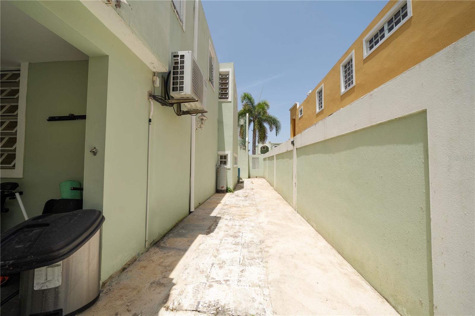 URB. LOS FAROLES - Residential