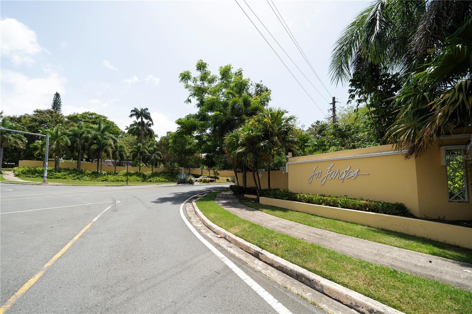 URB. LOS FAROLES - Residential