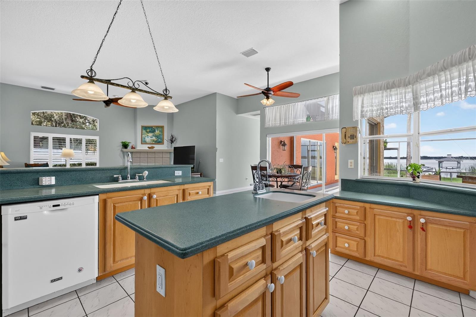 SQUIRREL POINT - Residential