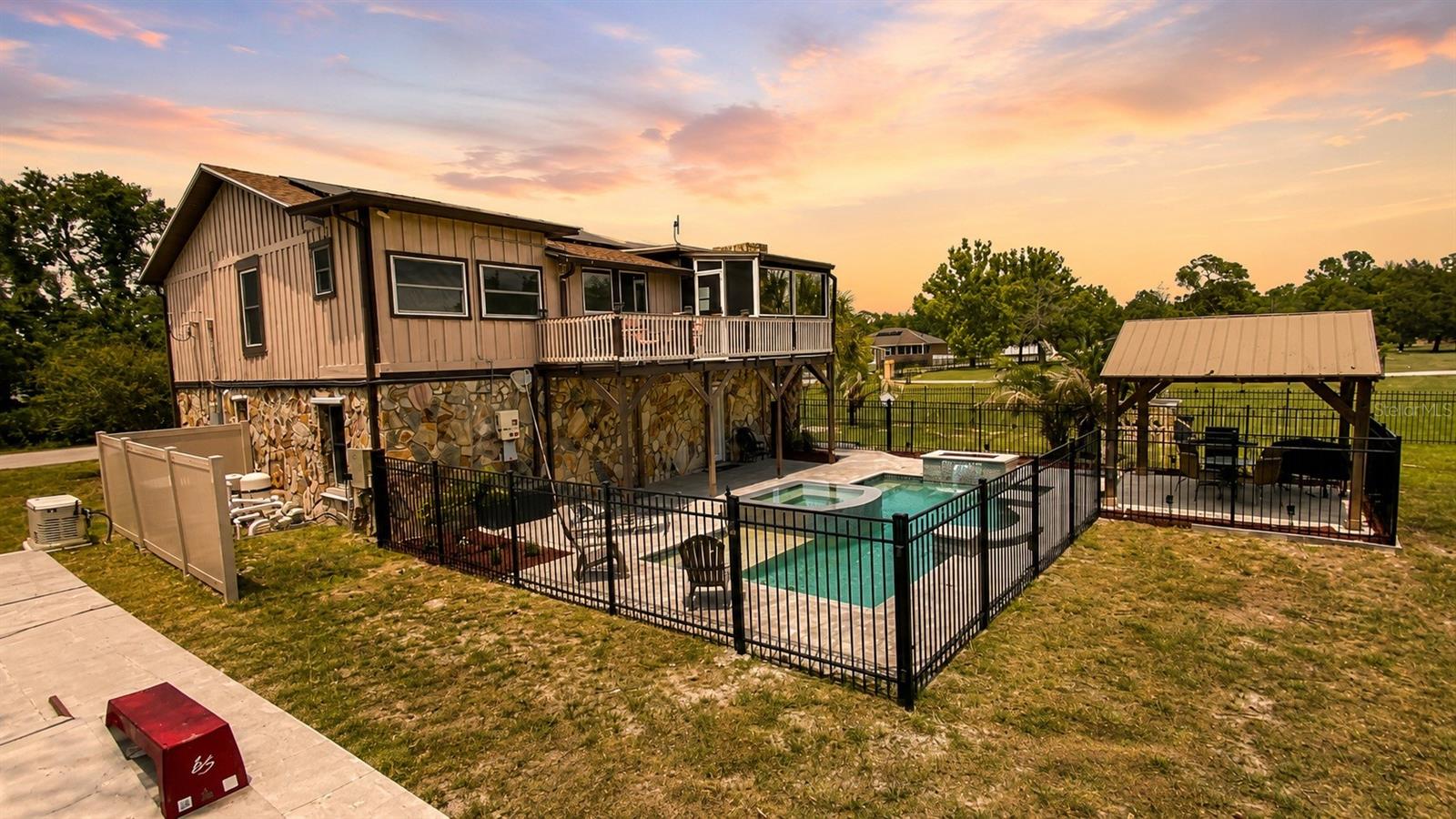 FIVE-A-RANCHES - Residential