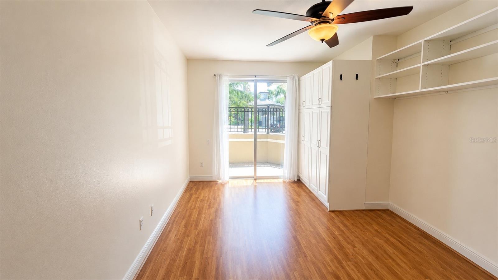 THE MOORINGS AT EDGEWATER - Residential Lease