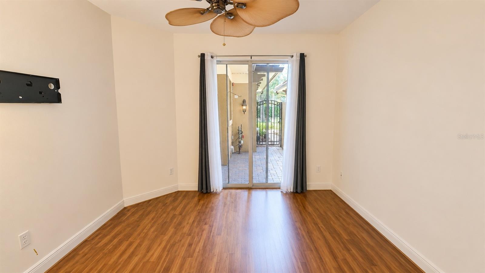 THE MOORINGS AT EDGEWATER - Residential Lease
