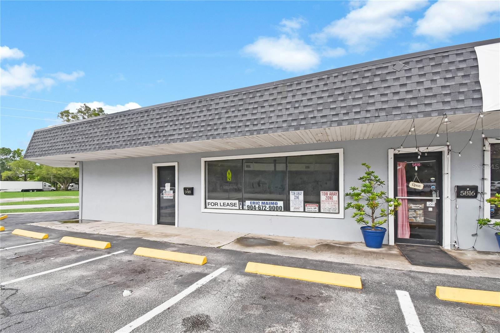 Retail strip center unit centrally located building in south Jacksonville. This recently renovated multi-tenant building is ideal for most professional businesses and is close proximity to other strip centers, business developments and residential properties.