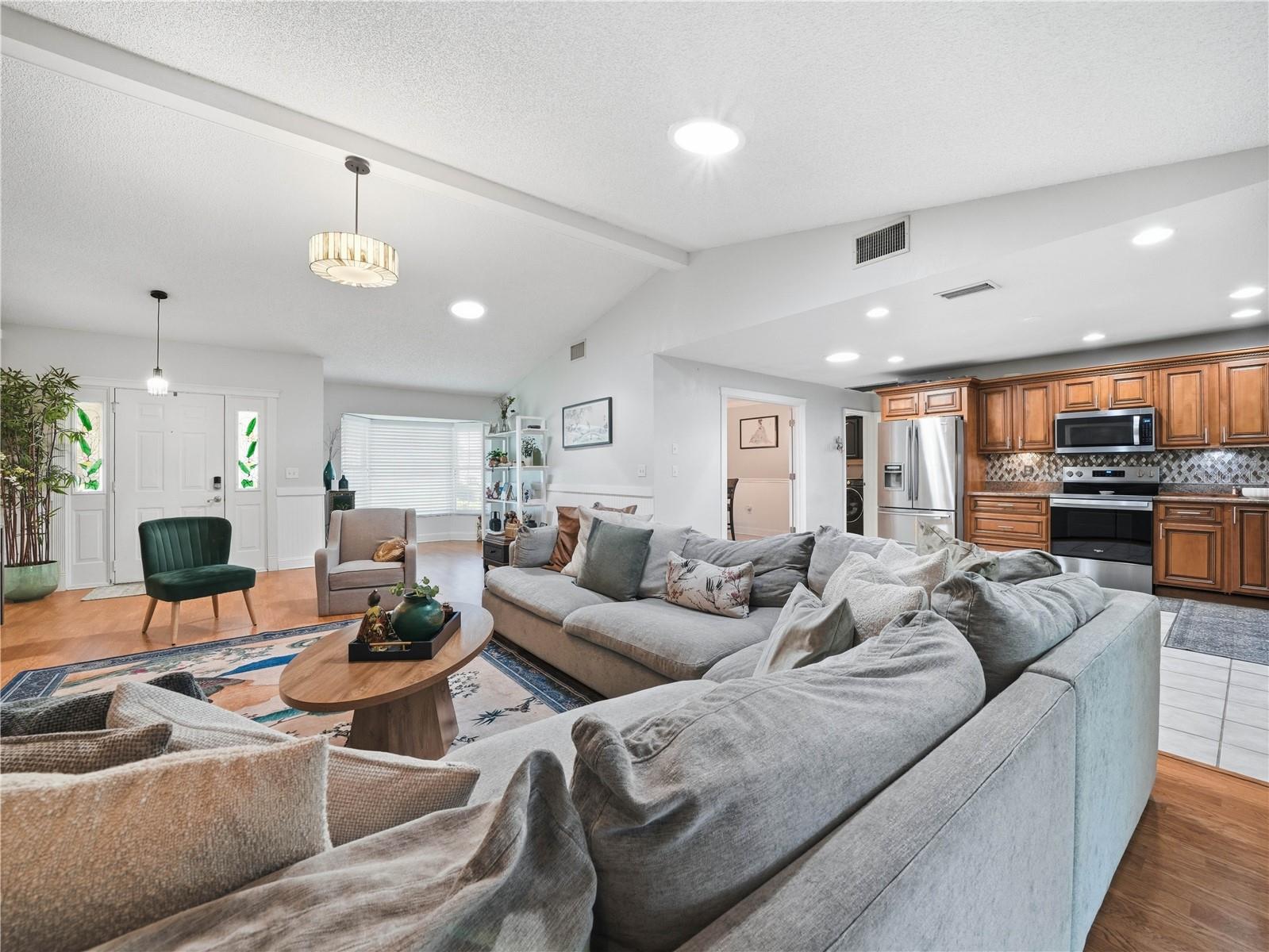 OAKS LAKELAND - Residential
