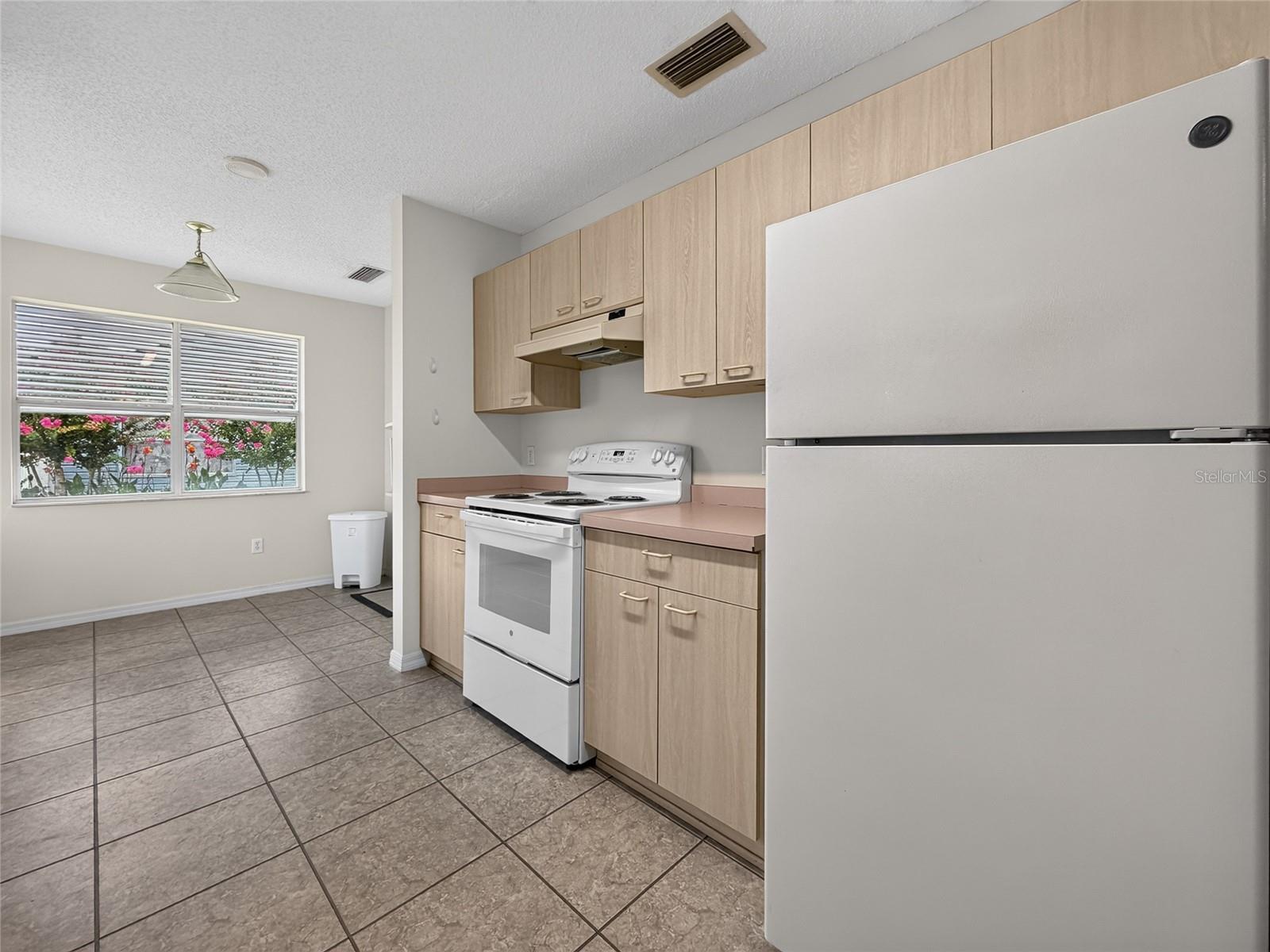 LADY LAKE ORANGE BLOSSOM GARDENS UNIT 15 - Residential Lease