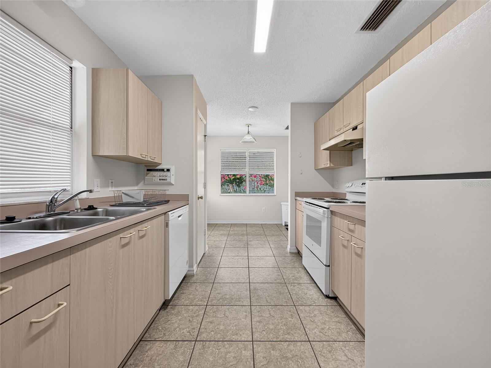 LADY LAKE ORANGE BLOSSOM GARDENS UNIT 15 - Residential Lease