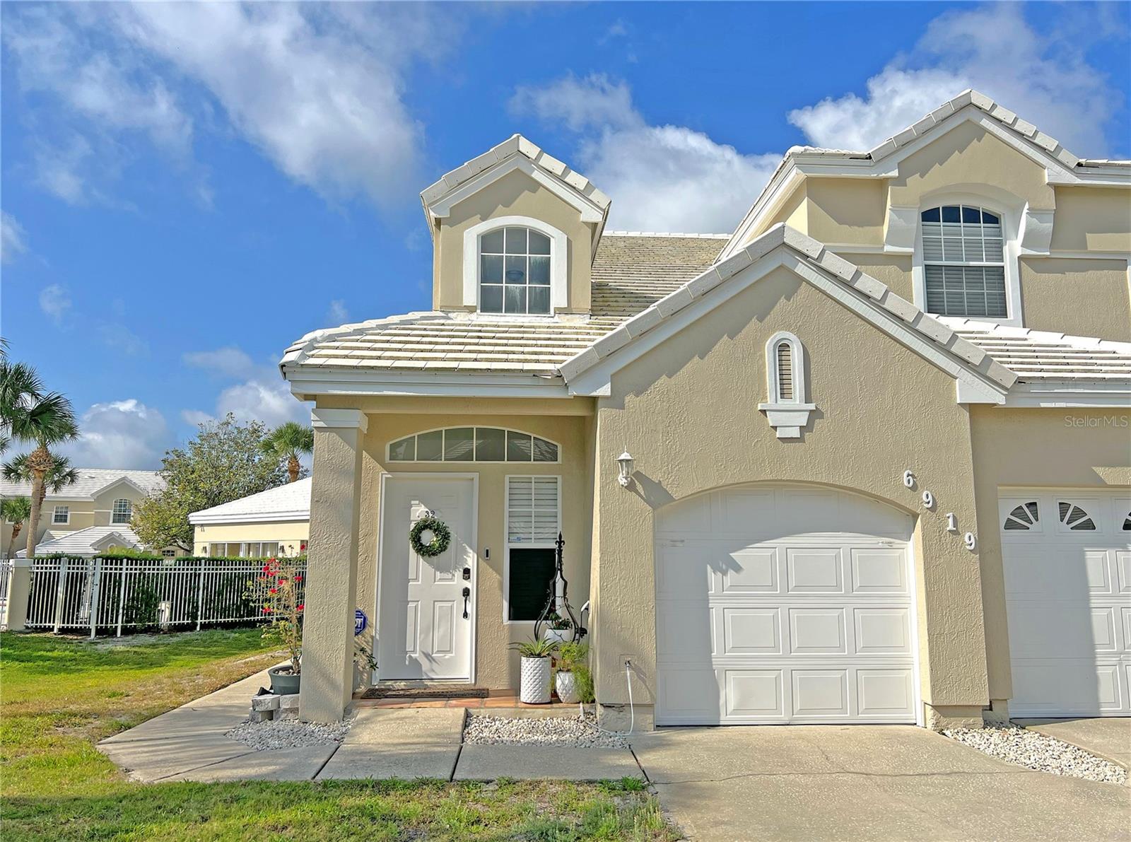CARRIAGE HOMES AT SOUTHAMPTON - Residential Lease