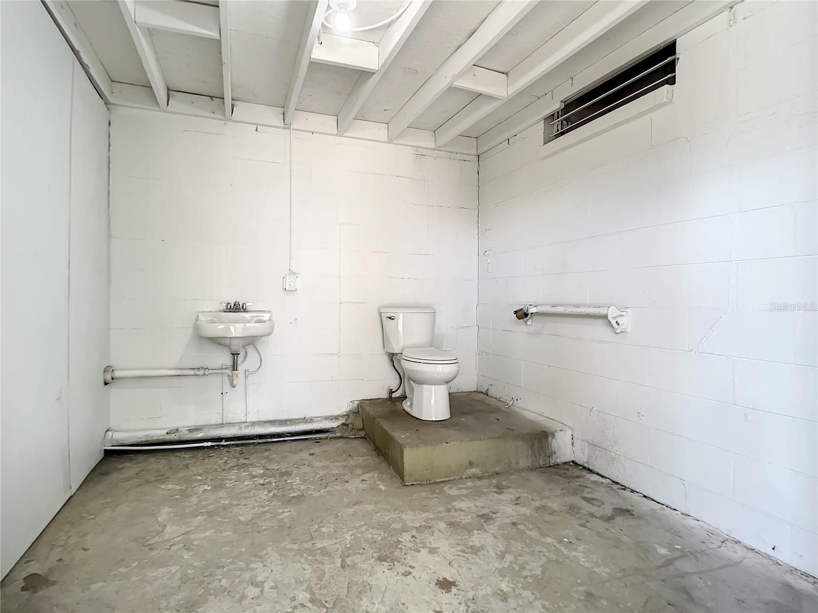 KINGSTON - Commercial Lease
