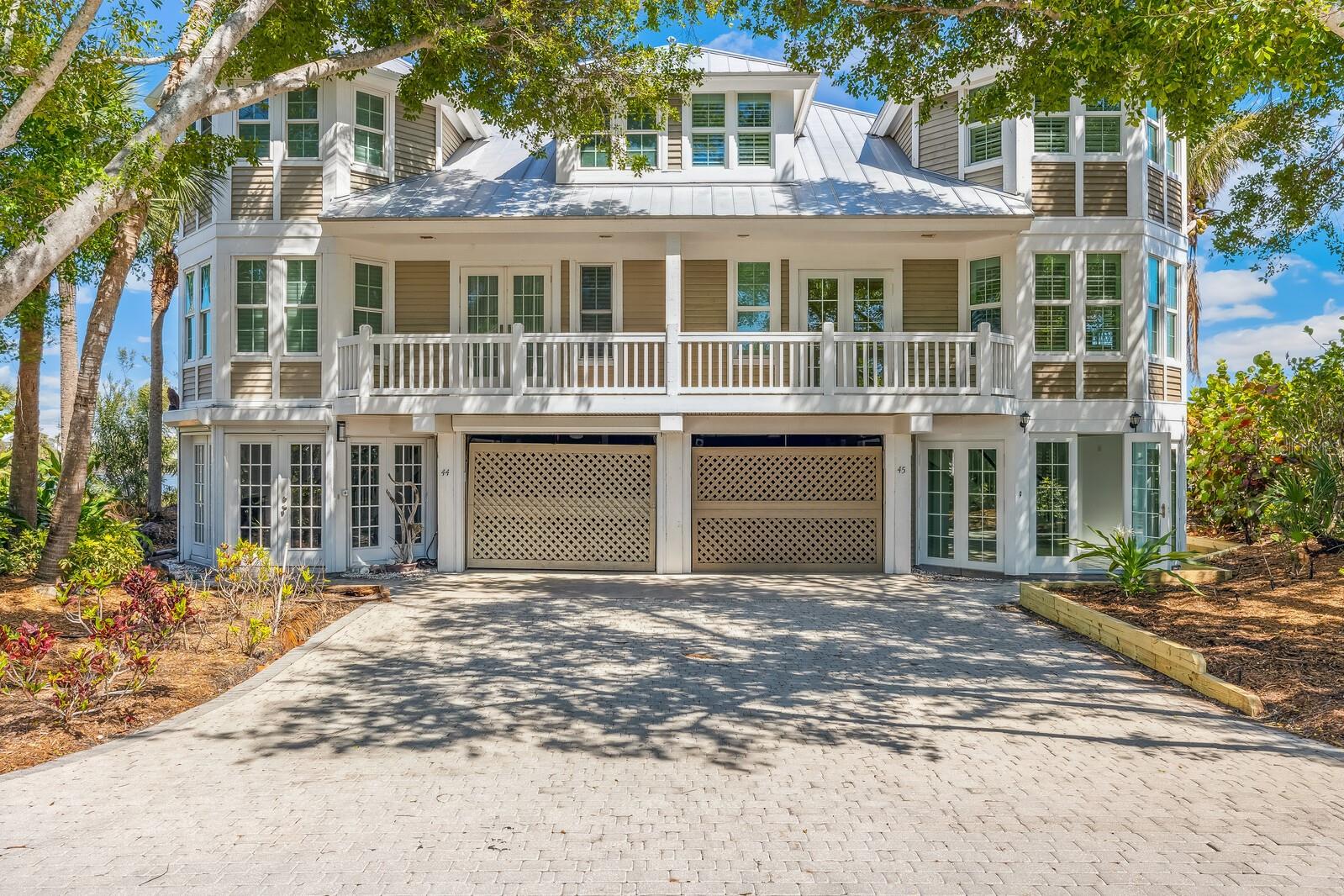 Newly renovated with luxury wide plank hardwood floors throughout, impact windows and doors throughout, composite
decking and fresh interior paint. The paver driveway into the gated community of Seawatch that introduces a charming lakefront spacious 3 bedroom, 3 and one-half bath Villa graced by Lake Gasparilla. The solarium entry with a circular staircase comes complete with an open floor living/dining area, wood cathedral ceilings, and a screened lanai with excellent lake views. The kitchen showcases wood cabinets, wainscot backsplash and plenty of counter space. Other features include plantation shutters throughout, turret style guest bedroom with beadboard vaulted ceiling, one car garage, and ample storage. The spacious master suite offers a vaulted ceiling, and open balcony with easterly lake views. Seawatch is a waterfront gated community of 49 residence featuring 4 beach accesses, 2 tennis courts and 2 pools and located between Lake Gasparilla and the Gulf of Mexico.