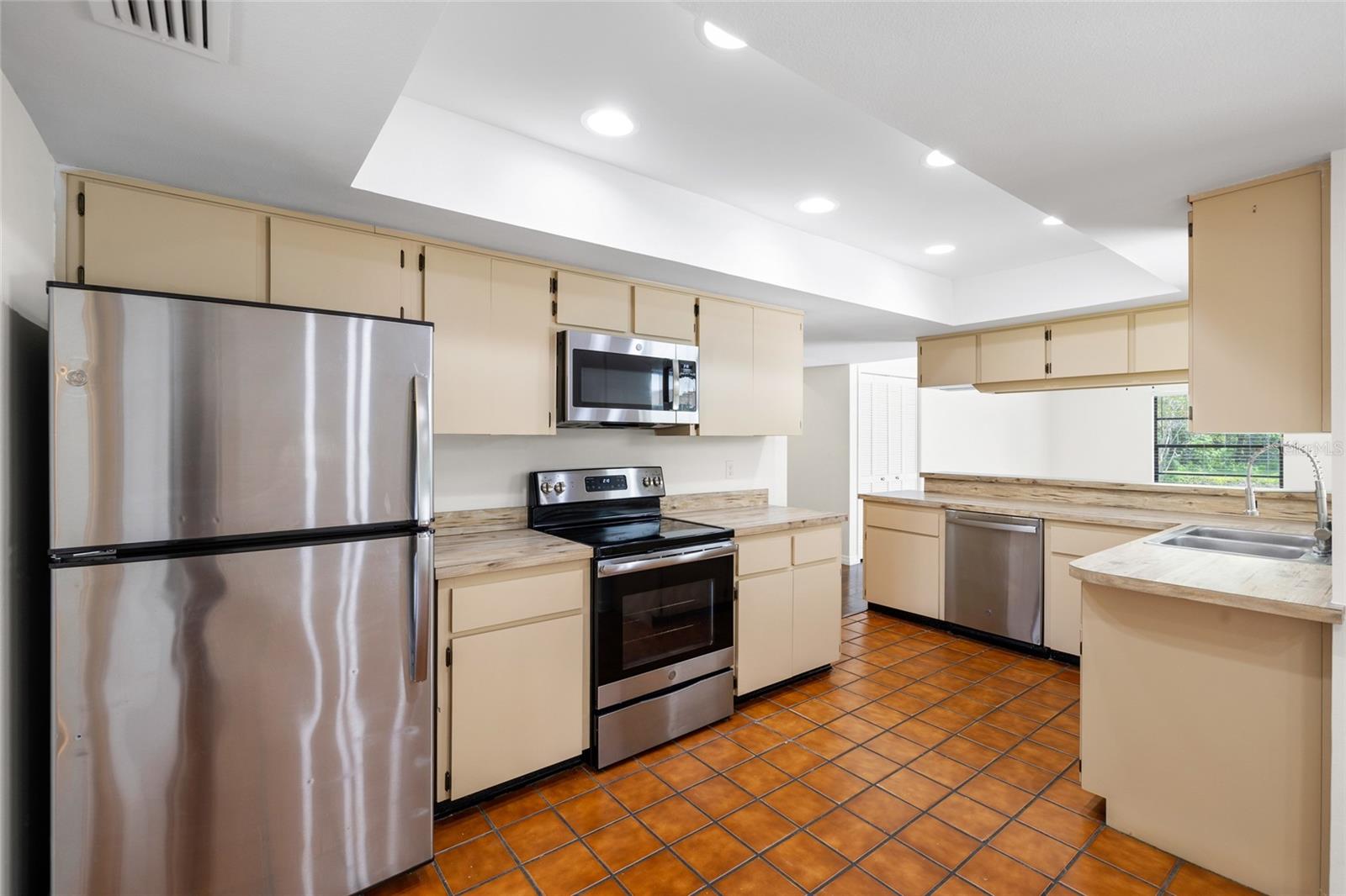VILLAGE IX OF CARROLLWOOD VILL - Residential