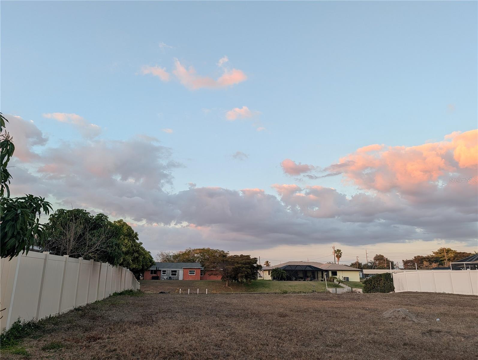 CAPE CORAL - Land