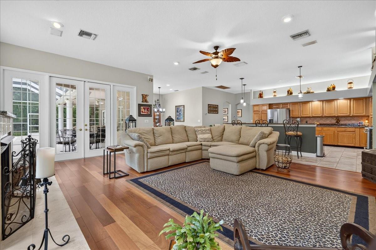 CRESCENT OAKS COUNTR - Residential