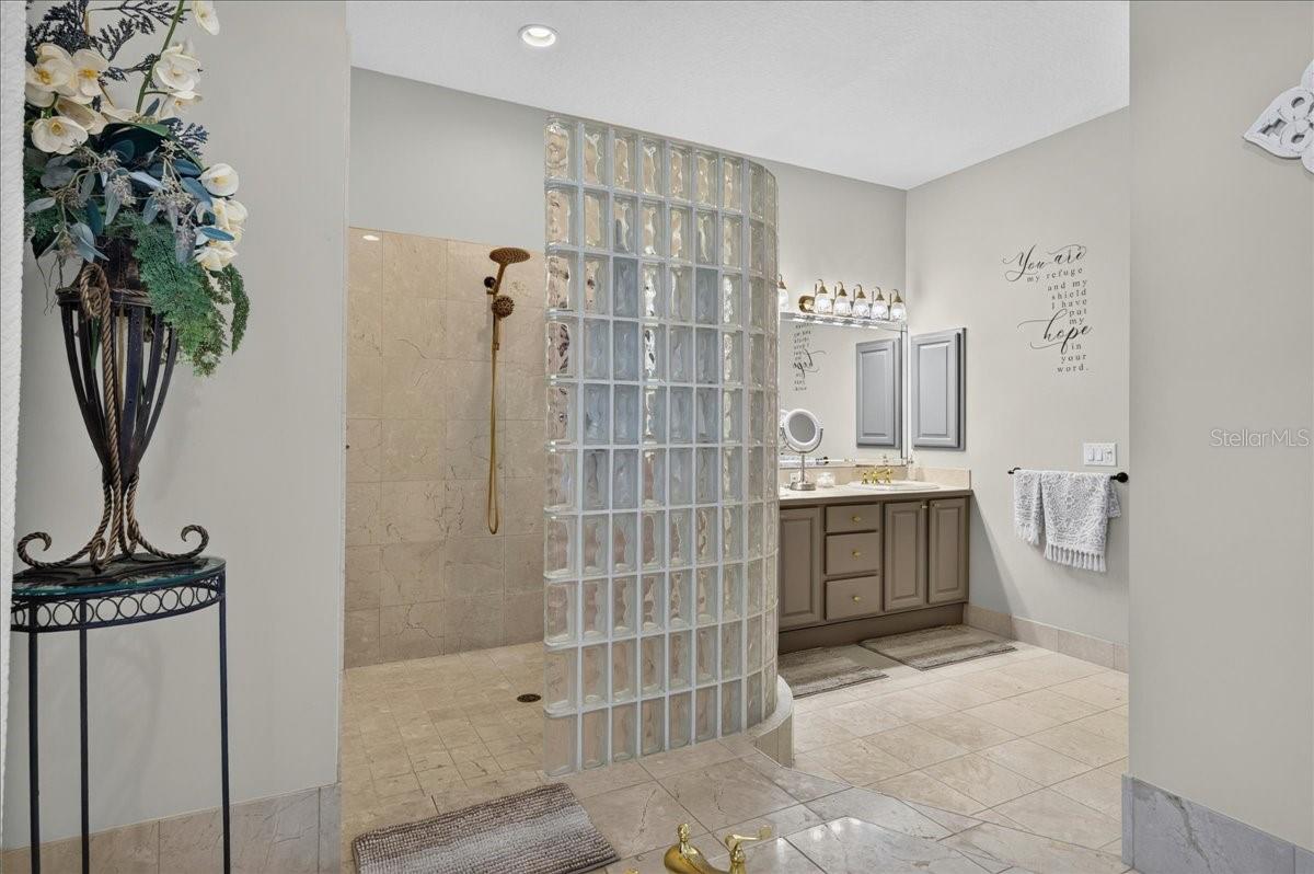 CRESCENT OAKS COUNTR - Residential