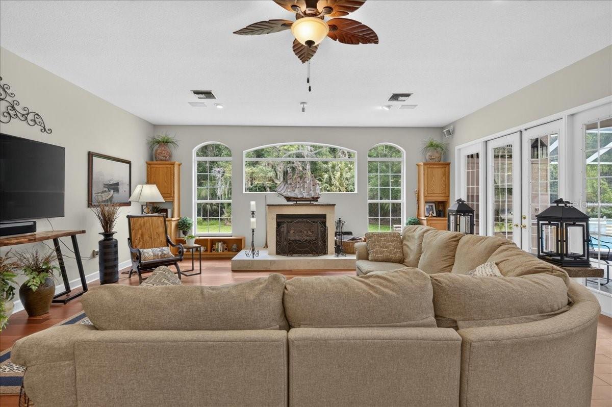 CRESCENT OAKS COUNTR - Residential